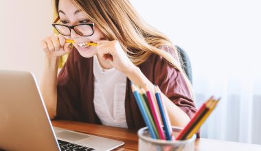 Persoon die een klusvaardigheid leert tijdens een praktijkworkshop met gereedschap