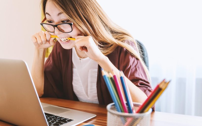 Persoon die een klusvaardigheid leert tijdens een praktijkworkshop met gereedschap