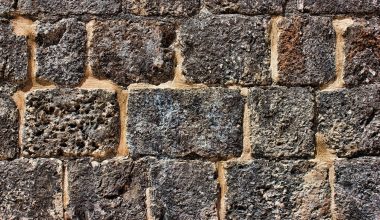 Stapelblokken in een tuin gebruikt als keermuur langs een border