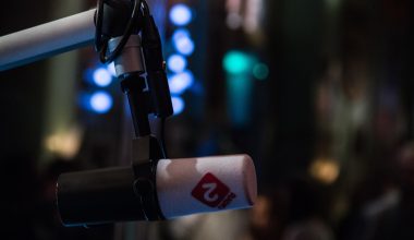 Een Nederlandse tv-presentatrice voor de camera met een microfoon in de hand