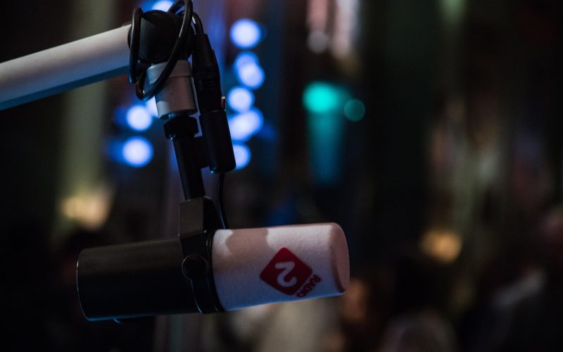 Een Nederlandse tv-presentatrice voor de camera met een microfoon in de hand