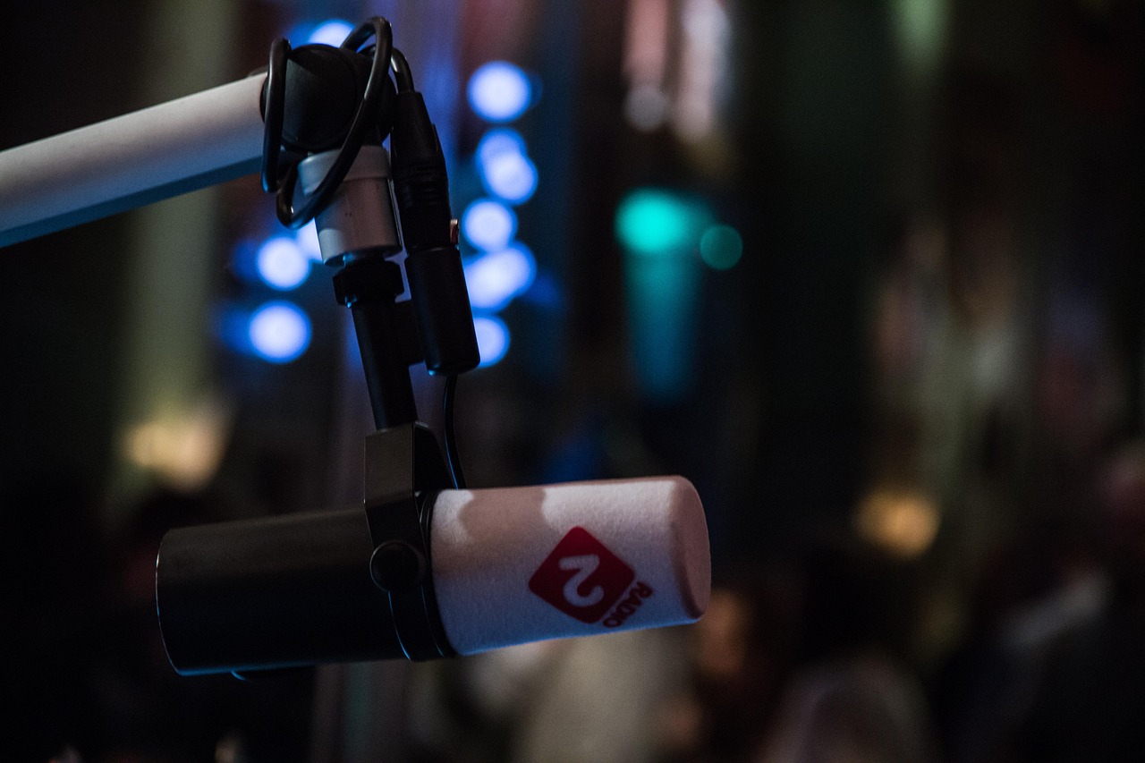 Een Nederlandse tv-presentatrice voor de camera met een microfoon in de hand