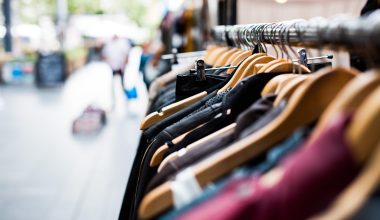 Rek met sportkleding in verschillende prijsklassen in een sportwinkel