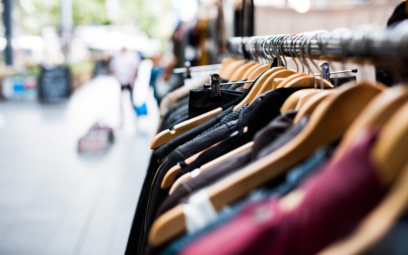 Rek met sportkleding in verschillende prijsklassen in een sportwinkel