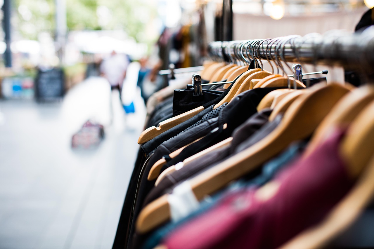Rek met sportkleding in verschillende prijsklassen in een sportwinkel