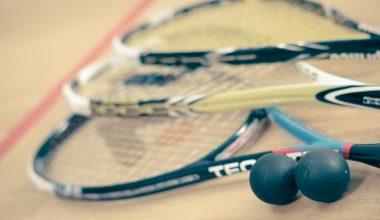 Twee spelers op een indoor squashbaan tijdens een potje squash