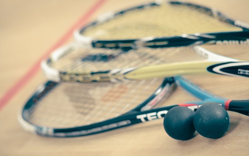Twee spelers op een indoor squashbaan tijdens een potje squash