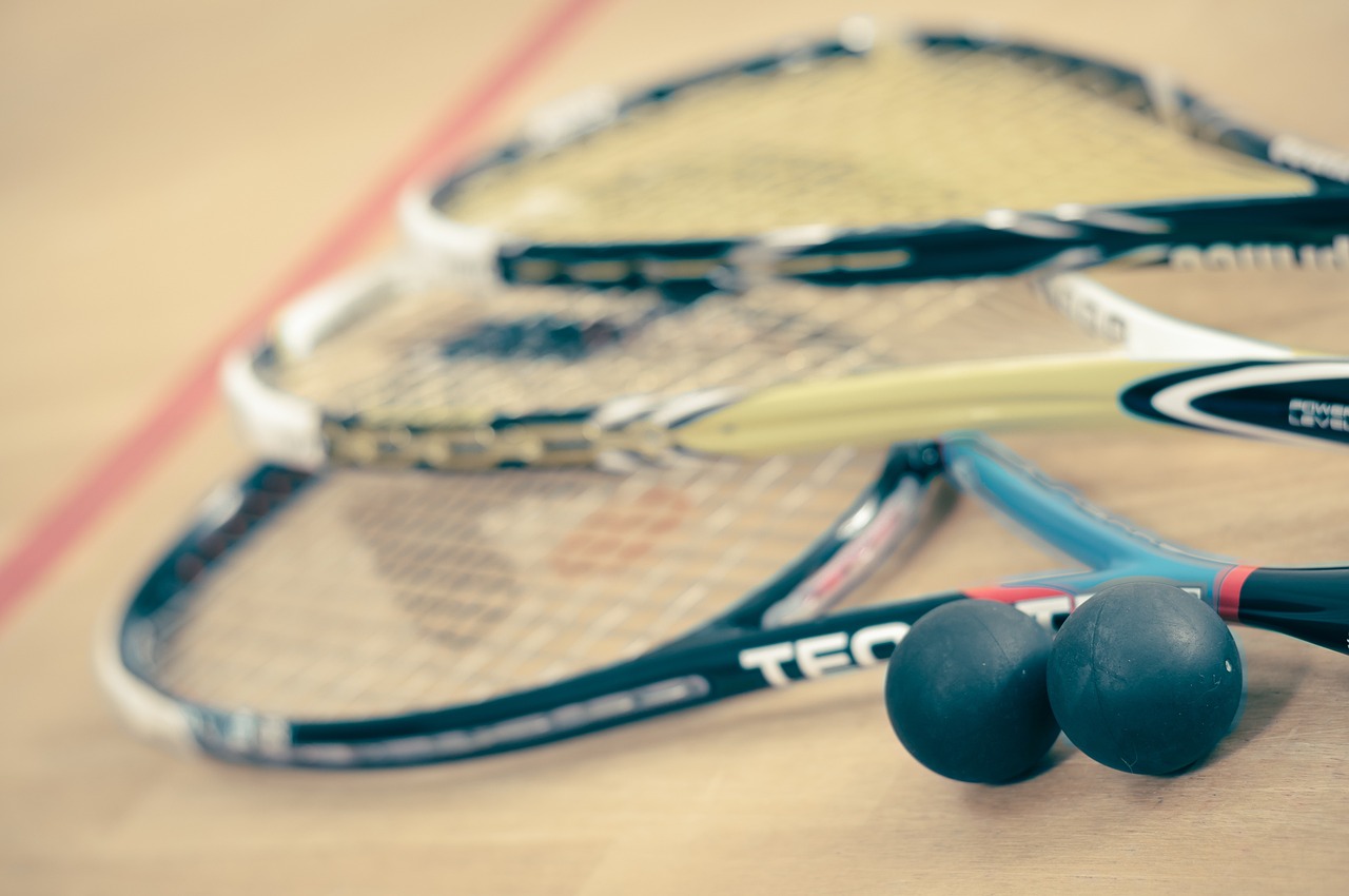 Twee spelers op een indoor squashbaan tijdens een potje squash