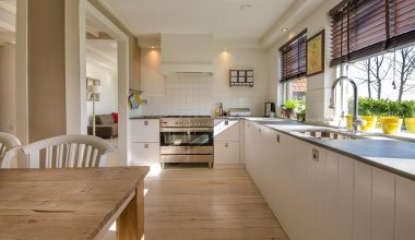 Warme woonkamer met dikke gordijnen en een vloerkleed voor de herfst