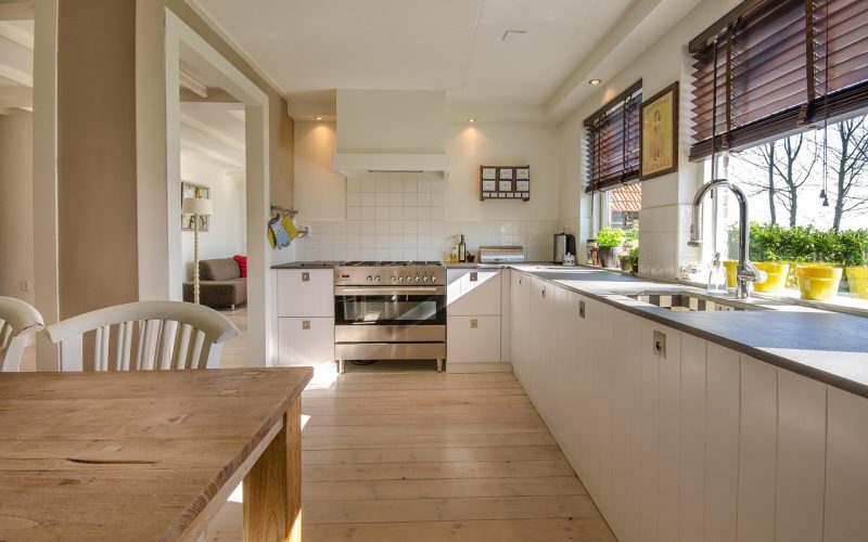 Warme woonkamer met dikke gordijnen en een vloerkleed voor de herfst