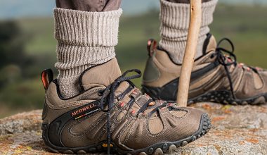 Paar hardloopschoenen op een houten vloer, klaar om te passen