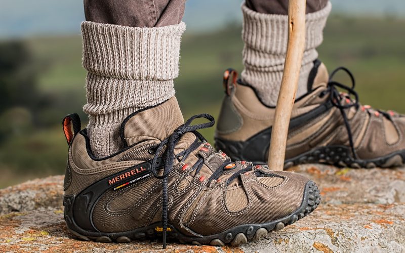 Paar hardloopschoenen op een houten vloer, klaar om te passen
