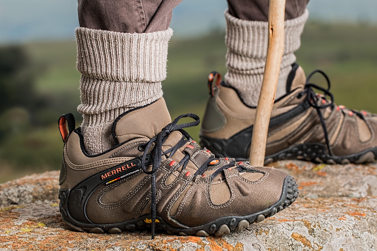 Paar hardloopschoenen op een houten vloer, klaar om te passen