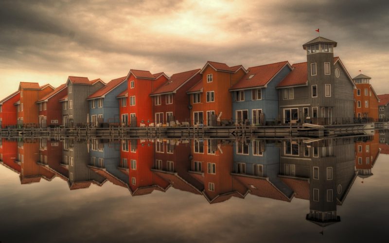 Historische grachtenpanden aan het water in een Waterland-dorp