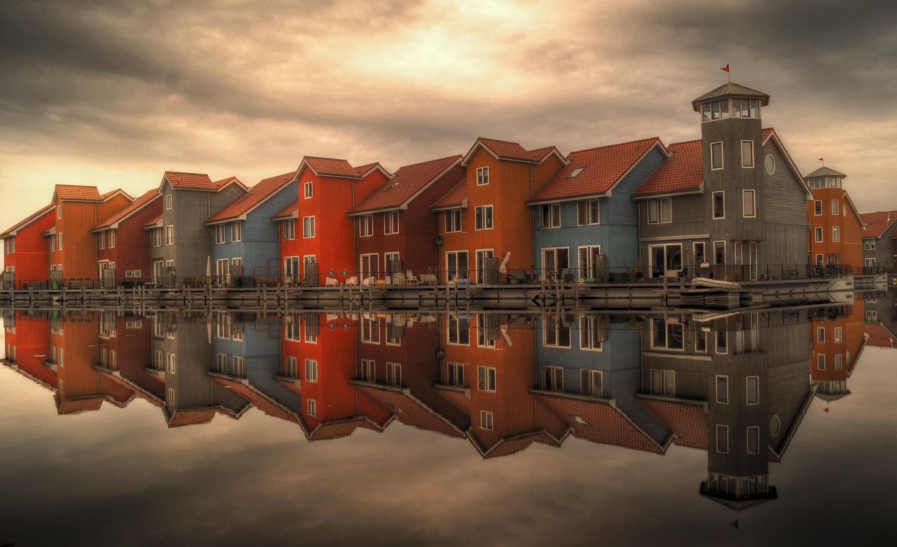 Historische grachtenpanden aan het water in een Waterland-dorp