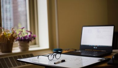 Persoon studeert voor een IT-certificaat achter een laptop