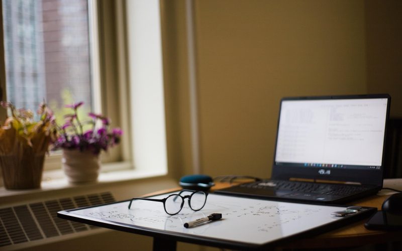 Persoon studeert voor een IT-certificaat achter een laptop