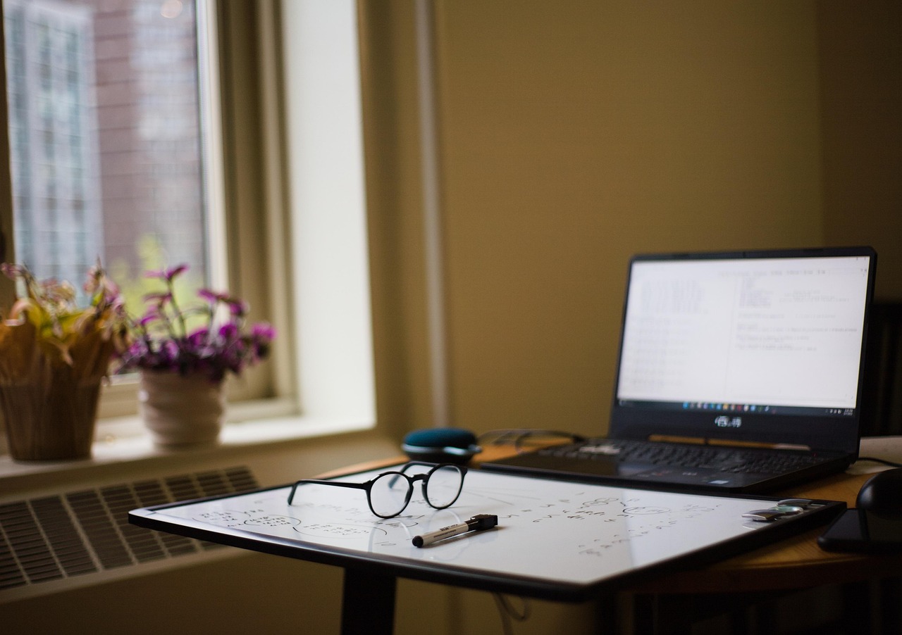 Persoon studeert voor een IT-certificaat achter een laptop