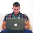 Zzp'er die thuis aan het werk is achter een laptop in een thuiskantoor