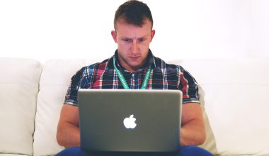 Zzp'er die thuis aan het werk is achter een laptop in een thuiskantoor