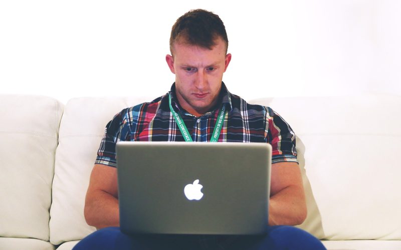 Zzp'er die thuis aan het werk is achter een laptop in een thuiskantoor