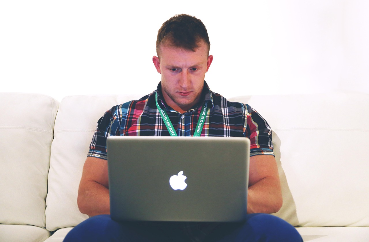 Zzp'er die thuis aan het werk is achter een laptop in een thuiskantoor