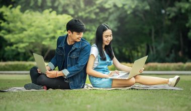 Volwassene studeert op laptop voor omscholing