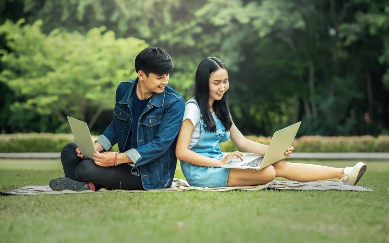 Volwassene studeert op laptop voor omscholing