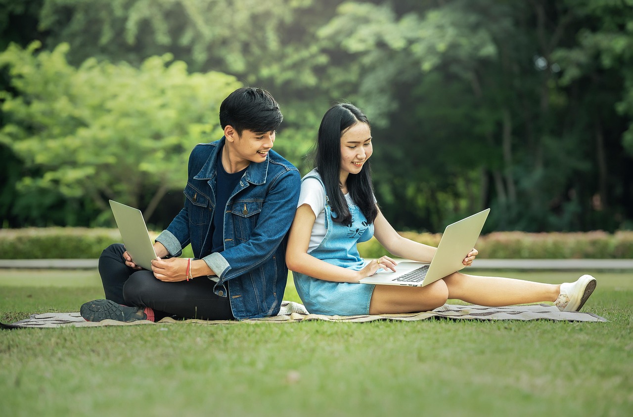 Volwassene studeert op laptop voor omscholing