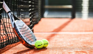 Vier spelers op een padelcourt tijdens een vriendschappelijk toernooi