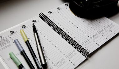 Gezin bij een weekplanner in de keuken met meerdere schoolroosters