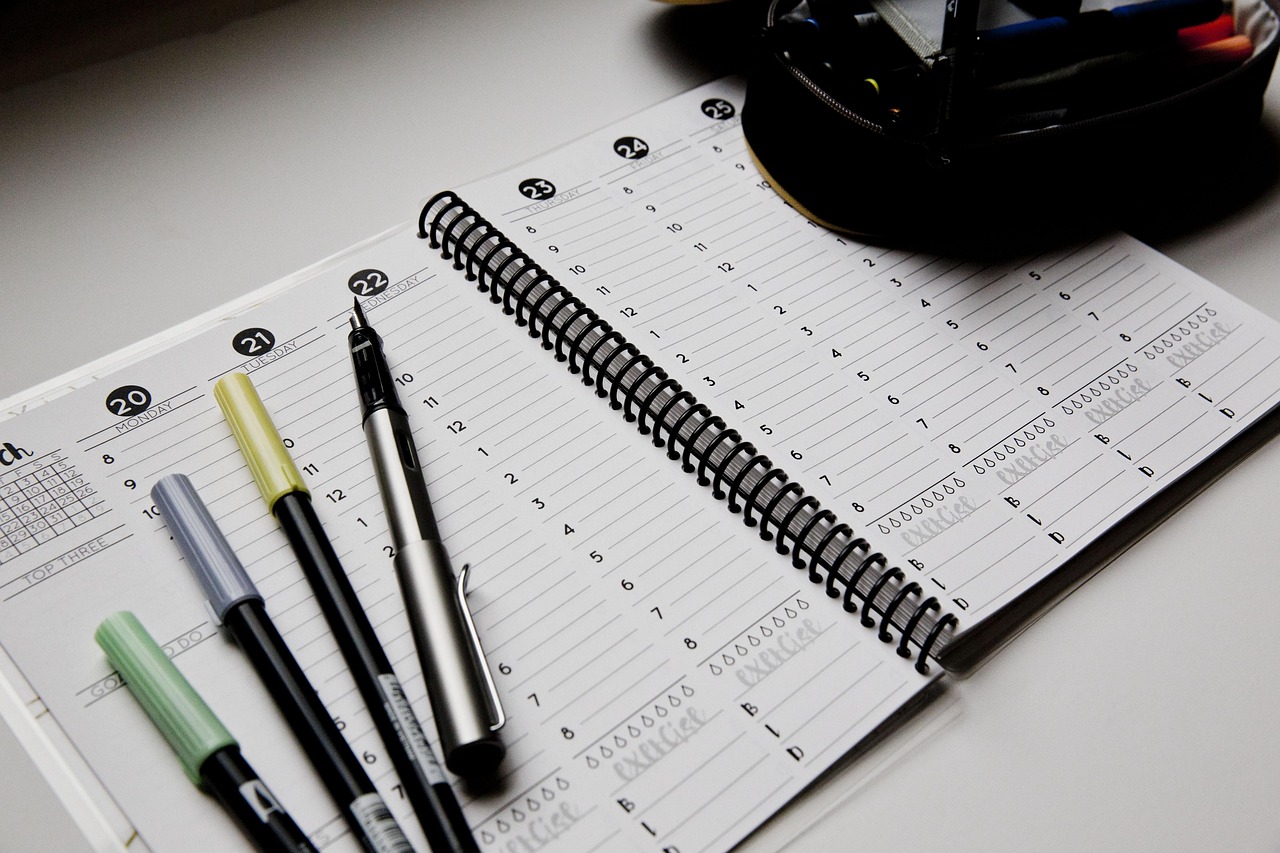 Gezin bij een weekplanner in de keuken met meerdere schoolroosters