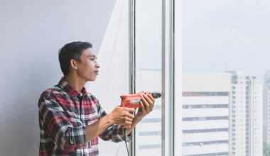 Hand die een radiator ontlucht met een radiatorsleutel