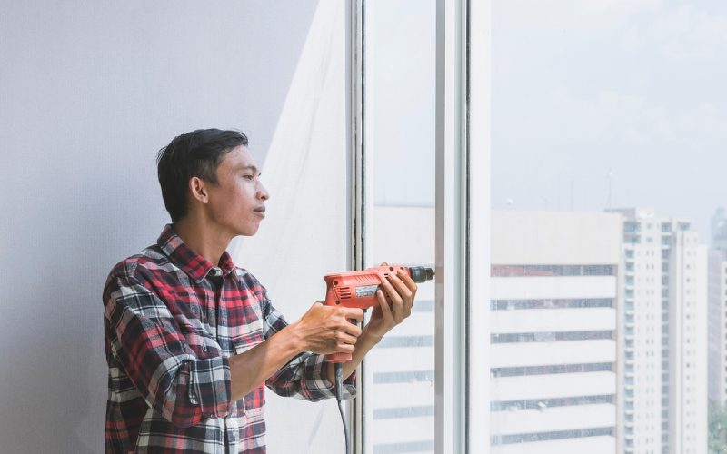 Hand die een radiator ontlucht met een radiatorsleutel