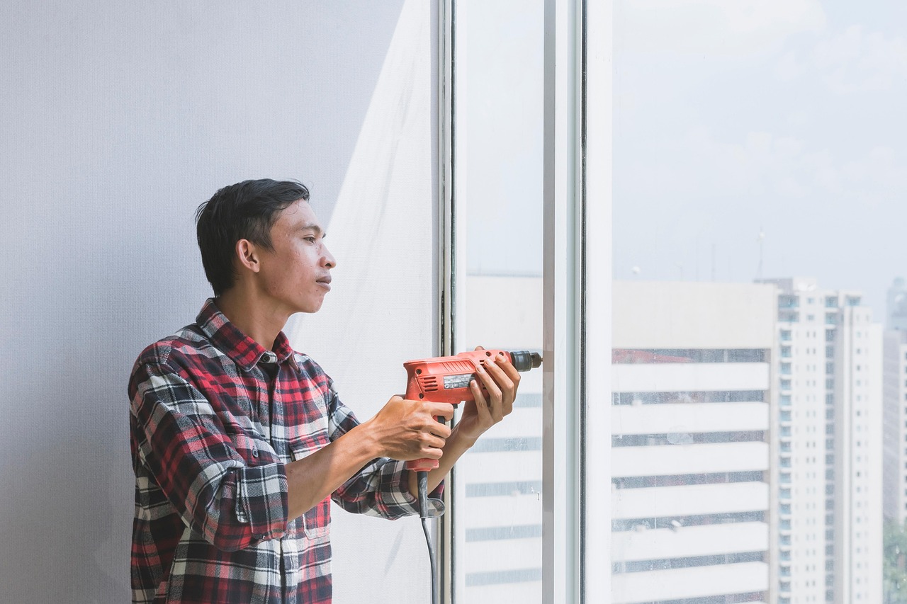 Hand die een radiator ontlucht met een radiatorsleutel