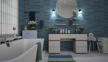 Persoon die voor het eerst badkamertegels plaatst met een getande spaan en waterpas