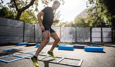 Een sporter die buiten traint met minimale middelen, zoals lichaamsgewicht en een betonnen ondergrond