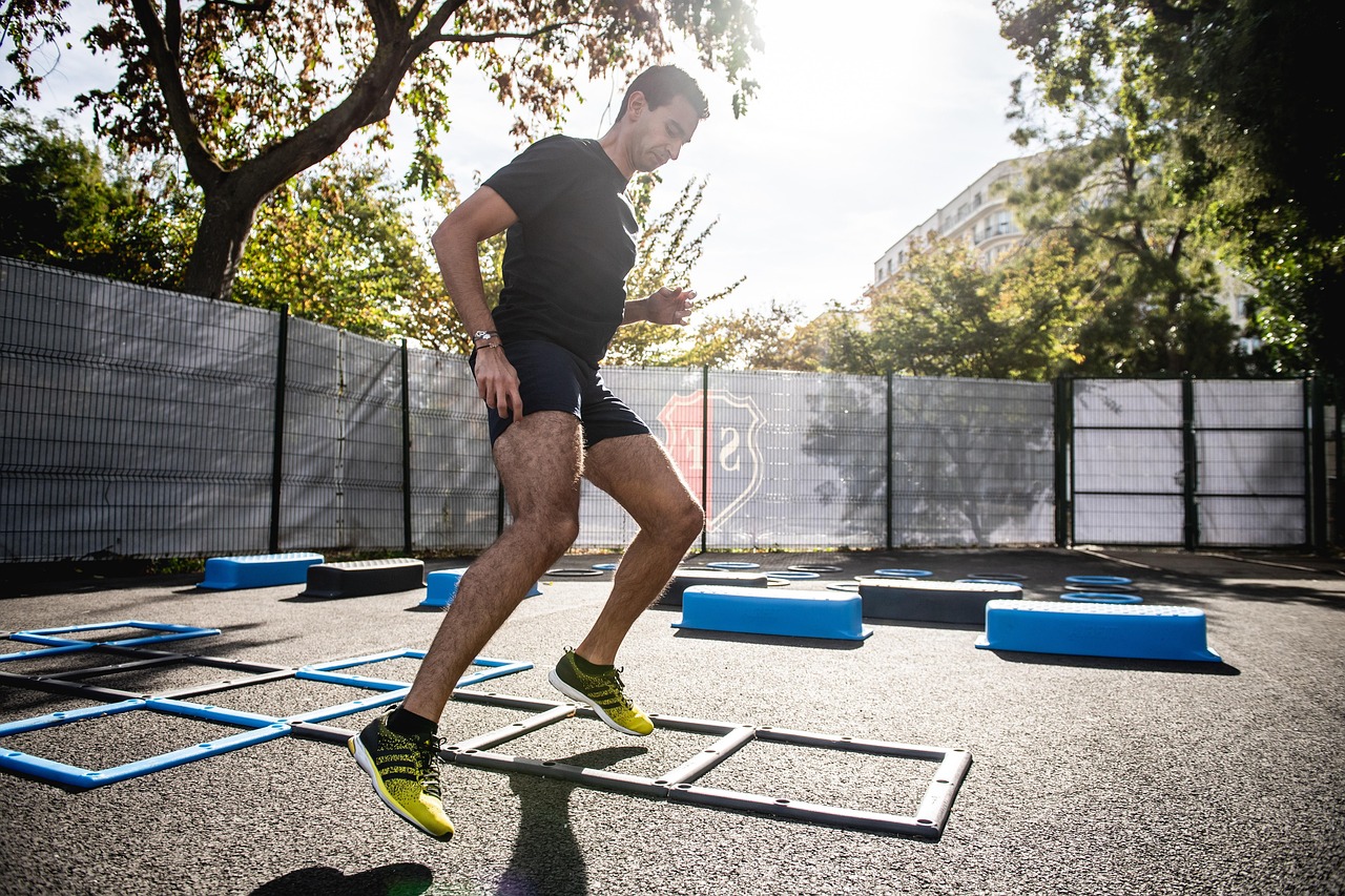 Een sporter die buiten traint met minimale middelen, zoals lichaamsgewicht en een betonnen ondergrond