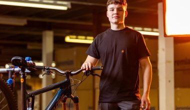 Fietser op een trainingsbok tijdens een professionele bike fit sessie in een gespecialiseerd centrum