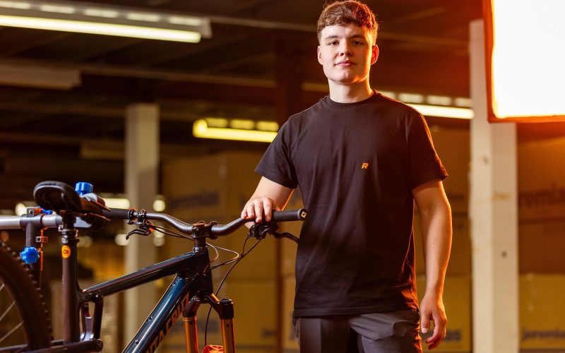 Fietser op een trainingsbok tijdens een professionele bike fit sessie in een gespecialiseerd centrum