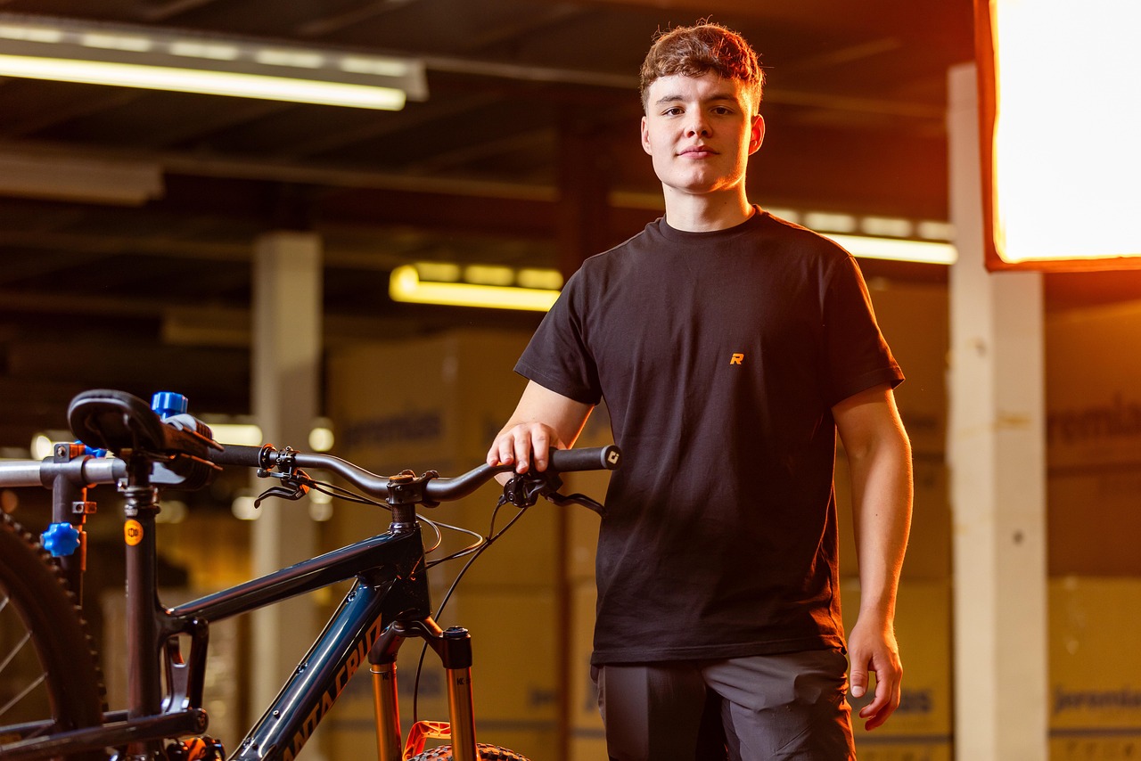 Fietser op een trainingsbok tijdens een professionele bike fit sessie in een gespecialiseerd centrum