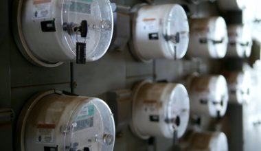 Hand die de meterstand noteert op een energiemeter
