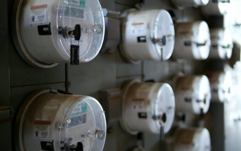 Hand die de meterstand noteert op een energiemeter