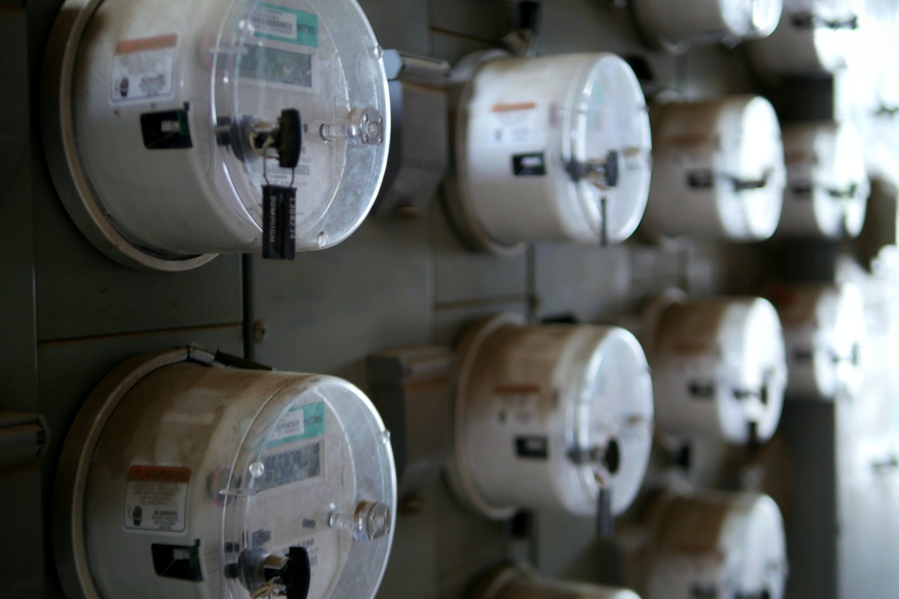 Hand die de meterstand noteert op een energiemeter
