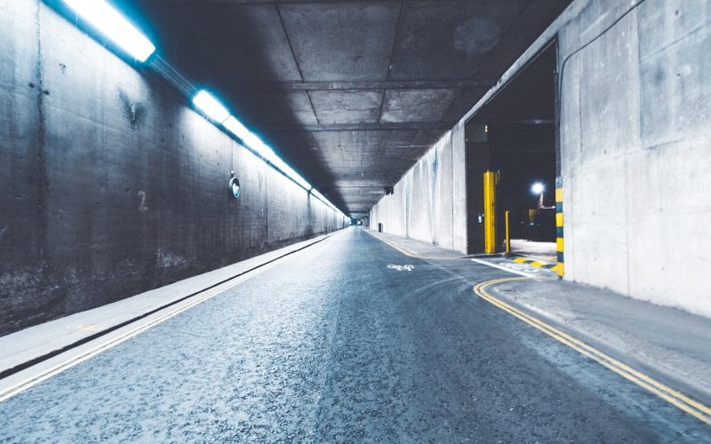 Auto die parallel inparkeert langs de stoeprand in een stadsstraat