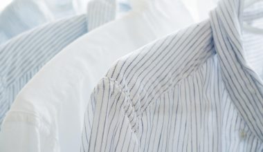 Sportshirt dat in een wasbak wordt geweekt om zweetlucht te verwijderen