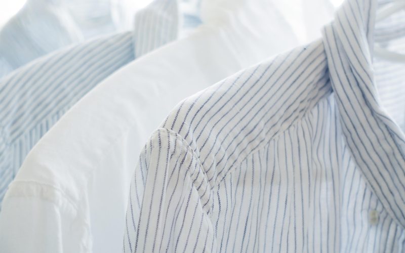 Sportshirt dat in een wasbak wordt geweekt om zweetlucht te verwijderen