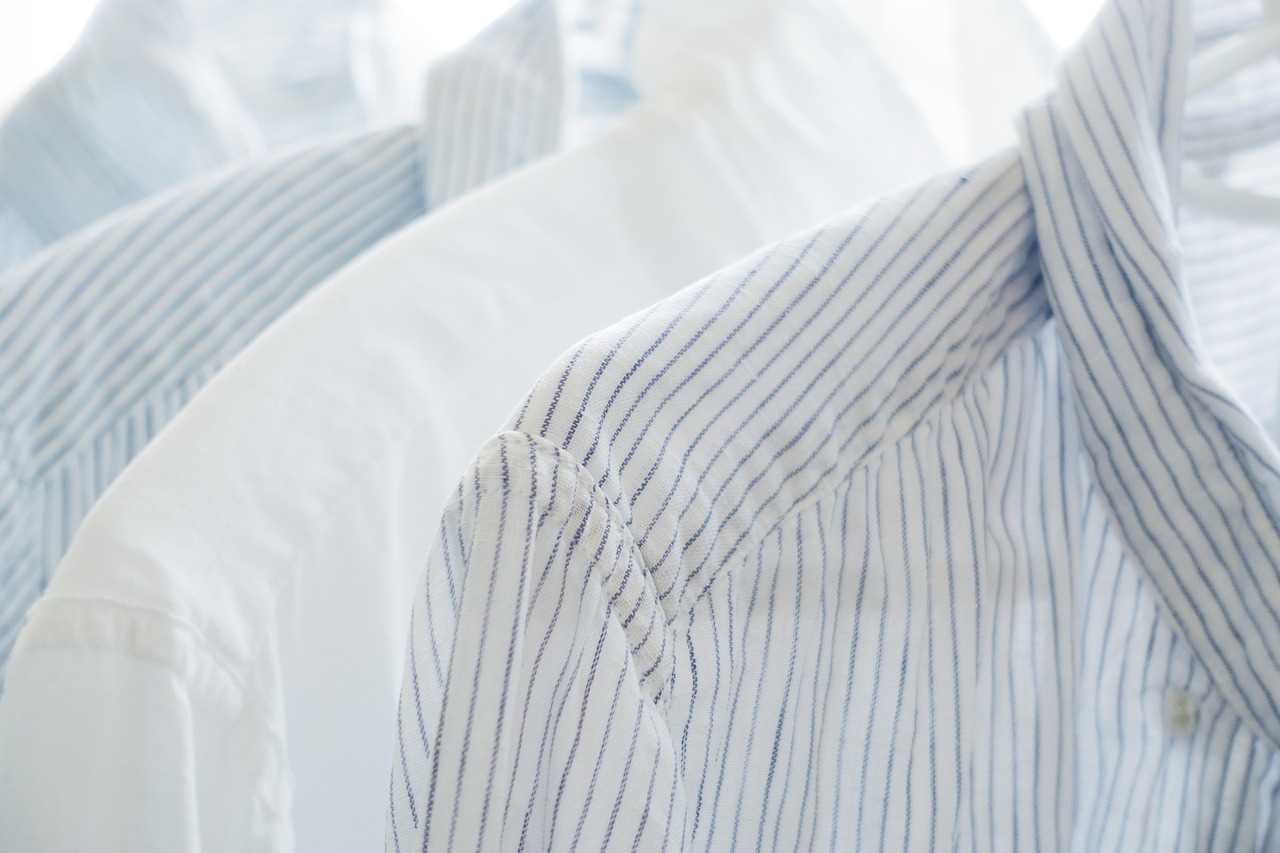 Sportshirt dat in een wasbak wordt geweekt om zweetlucht te verwijderen